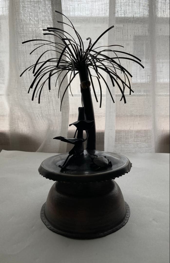 南の島で読書をする人　小樽オルゴール堂