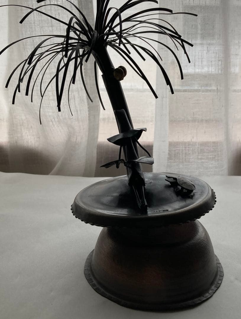 南の島で読書をする人　小樽オルゴール堂