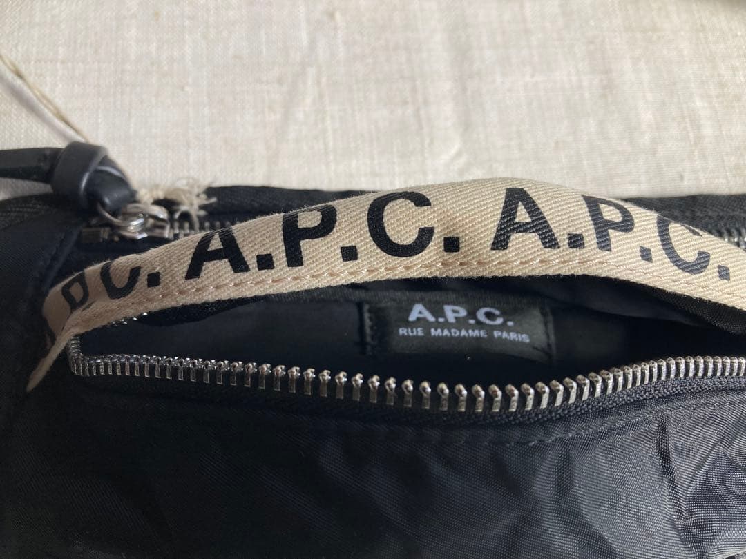 A.P.C. アーペーセー　ブラック ボディバッグ新品未使用