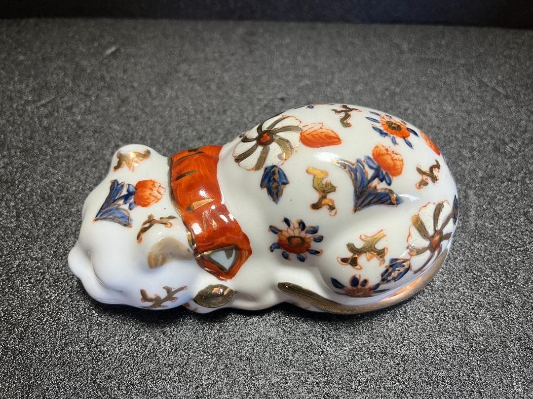伊万里 陶器 金彩 眠り猫 猫 縁起物 置物 飾物