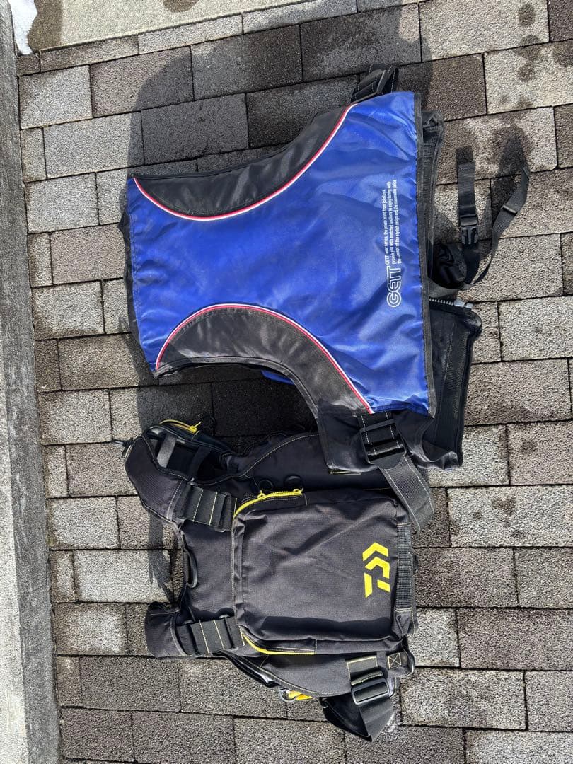 GETTとDaiwaのライフジャケット2着