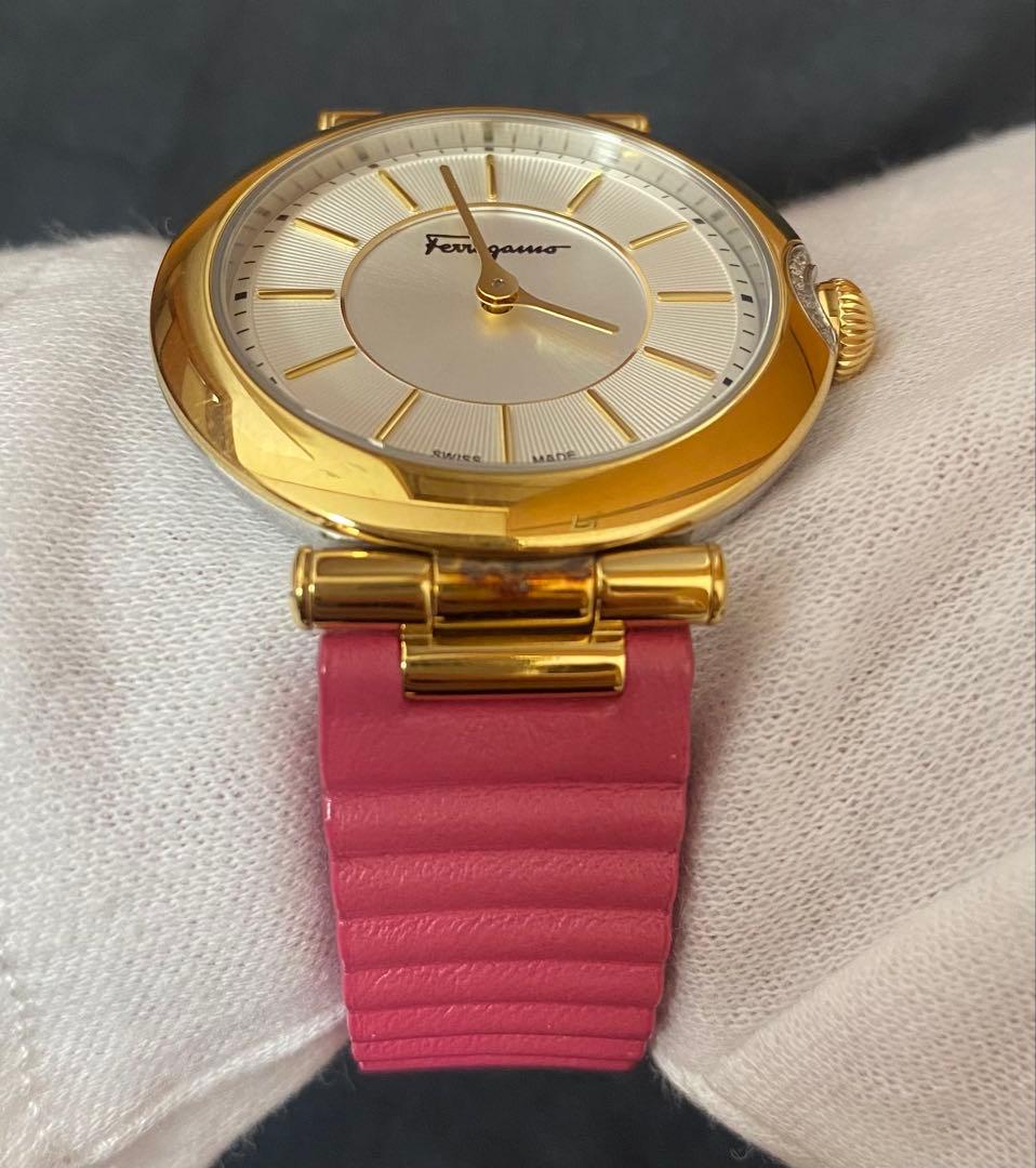 Ferragamo フェラガモ ダイヤ付きピンクベルト時計（変えベルト2本付き）