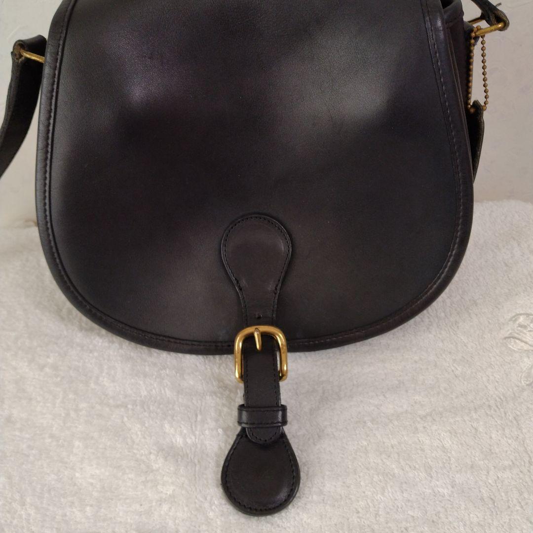 COACH 黒のレザー ハーフムーン型ショルダーバッグ