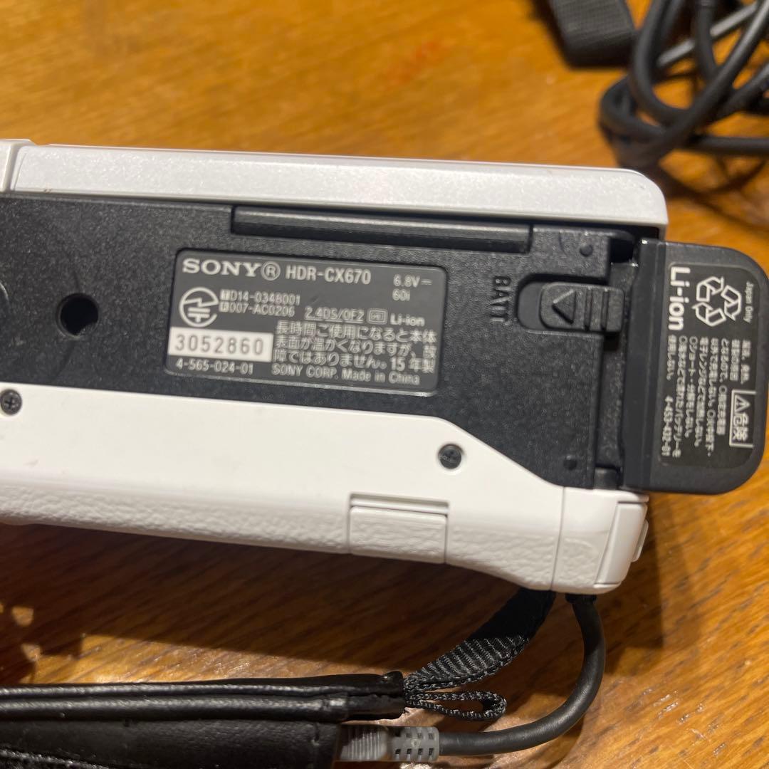 ビデオカメラSONY HDR-CX670　キャリングバッグ　脚立付き　ホワイト