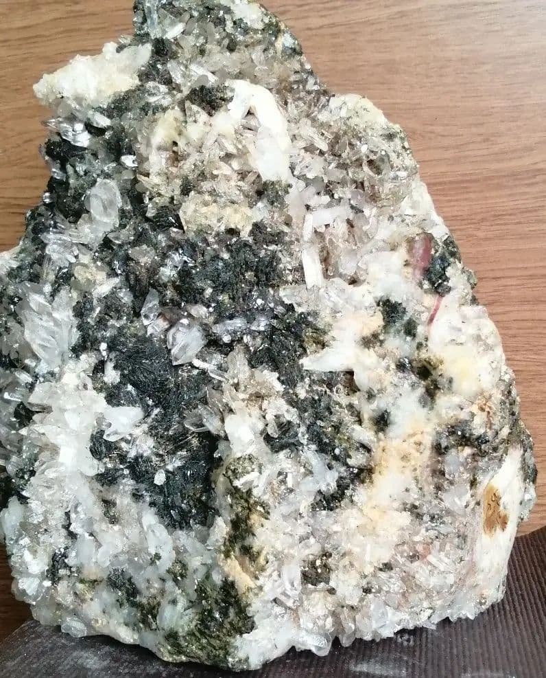 水晶 エピドート 共生クラスター（グリーントルマリン）9.7kーtot028