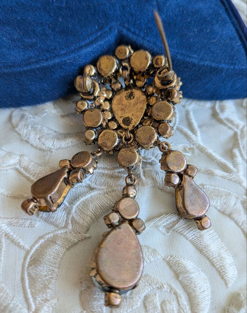 ブルー系 雫型 アートガラス ダングル ブローチ 英国ヴィンテージ