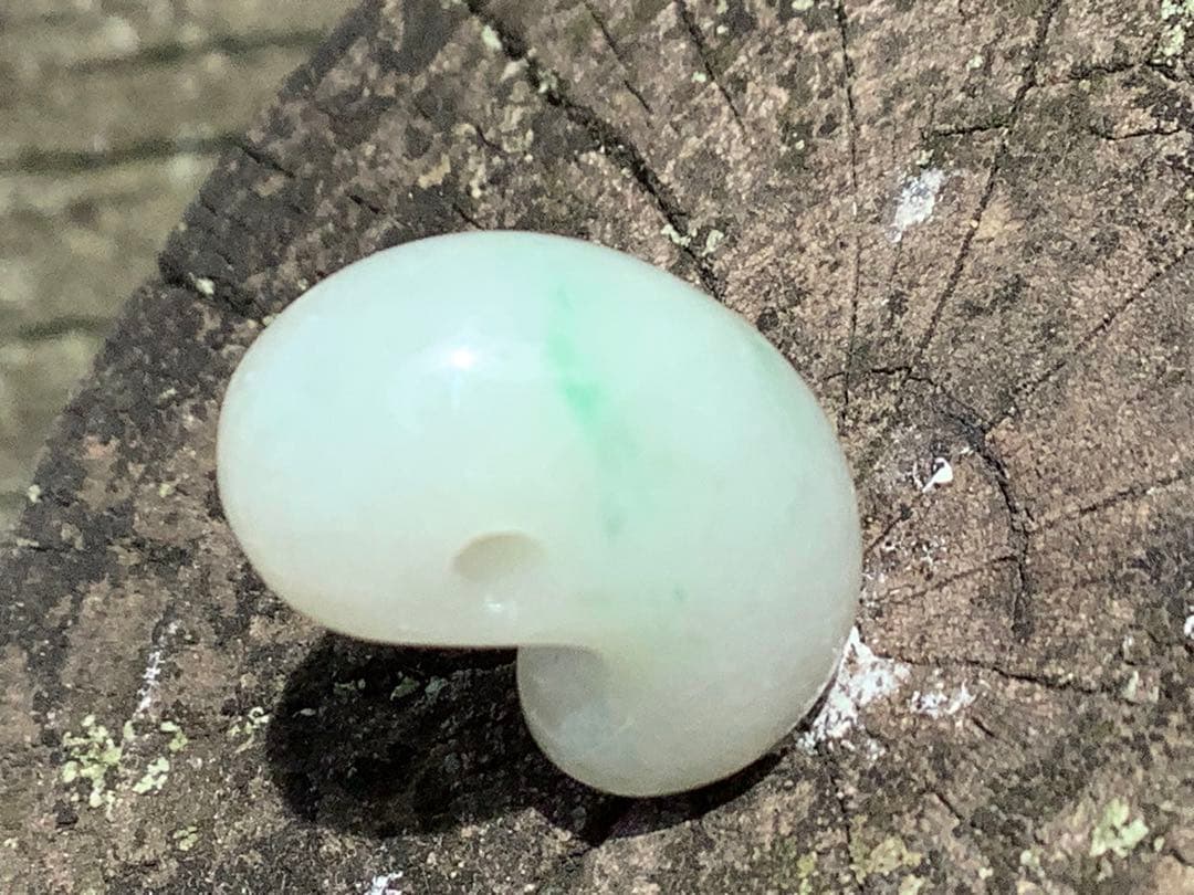 ✳業者様も大歓迎‼️ 糸魚川翡翠ロウカン勾玉　極上物‼️ 鑑別書付の本物を‼️