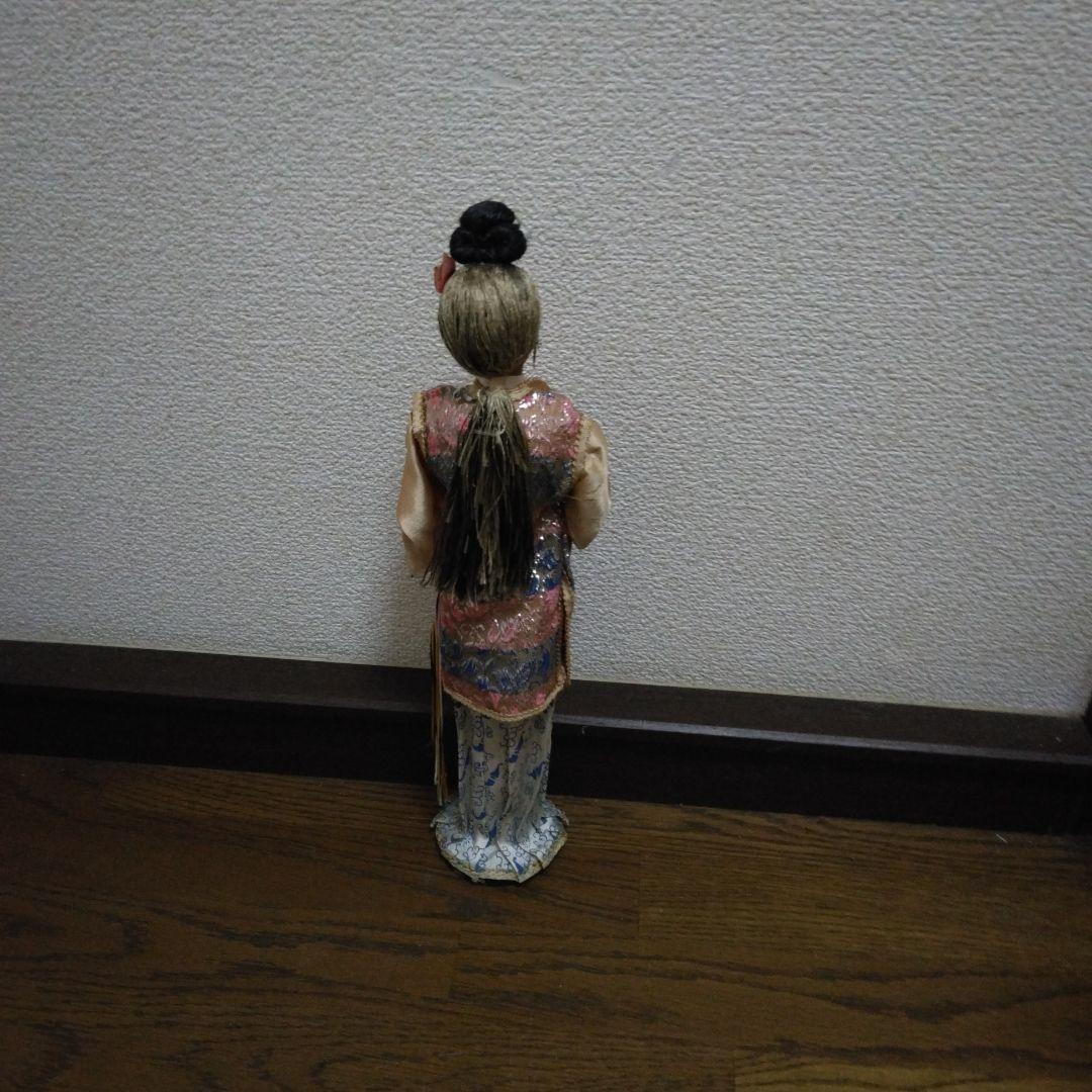 カラフルな伝統衣装の人形