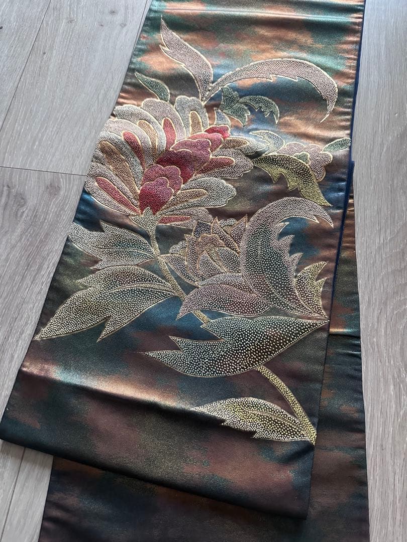 美品【袋帯】金通し 相良刺繍風 華文 唐花 紺×茶 グラデーション 424cm