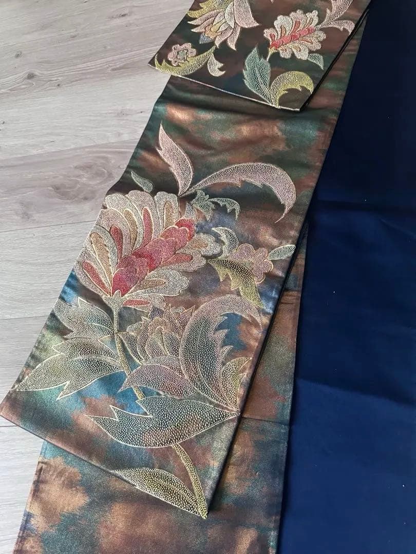 美品【袋帯】金通し 相良刺繍風 華文 唐花 紺×茶 グラデーション 424cm