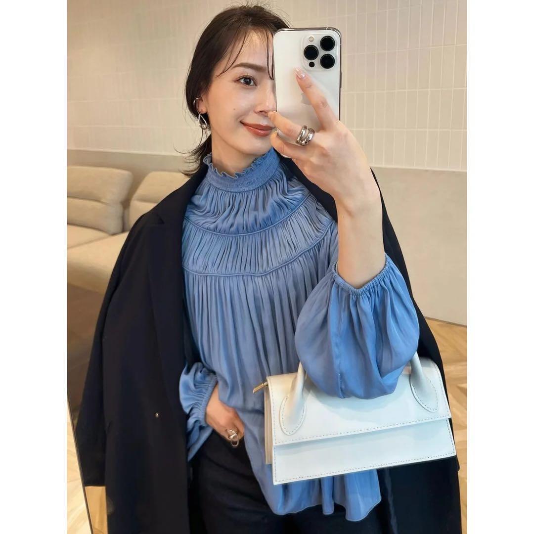 【anuans】デコルテギャザーブラウス　ブルー