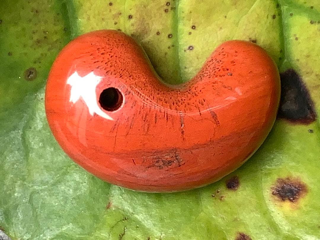 ✳日本一の美麗な赤色彩‼️佐渡の赤石勾玉　天然石では希少色の赤‼️お守り　鑑別書付‼️