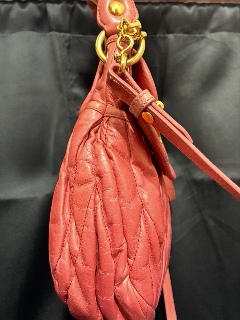 MIU MIU ピンク マトラッショルダーバッグ 2WAY