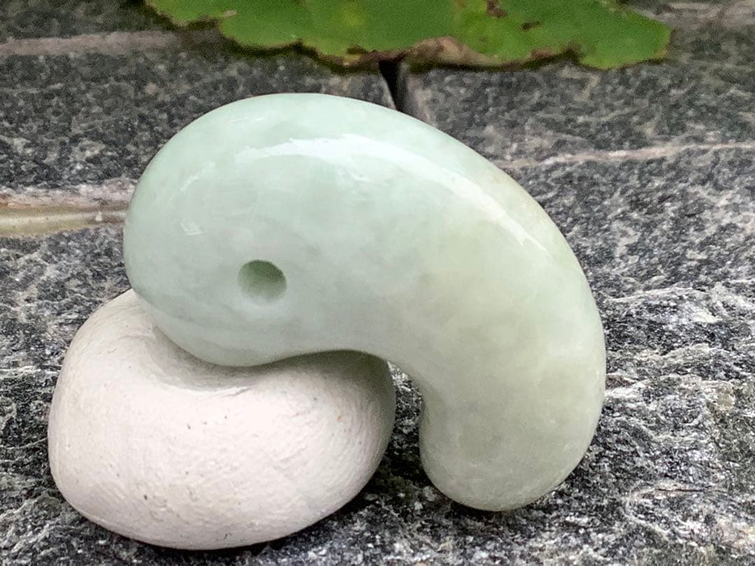 ✳神様からの贈り物‼️糸魚川翡翠勾玉*本物ジェダイト　縁起物をお身近に　鑑別書付‼️