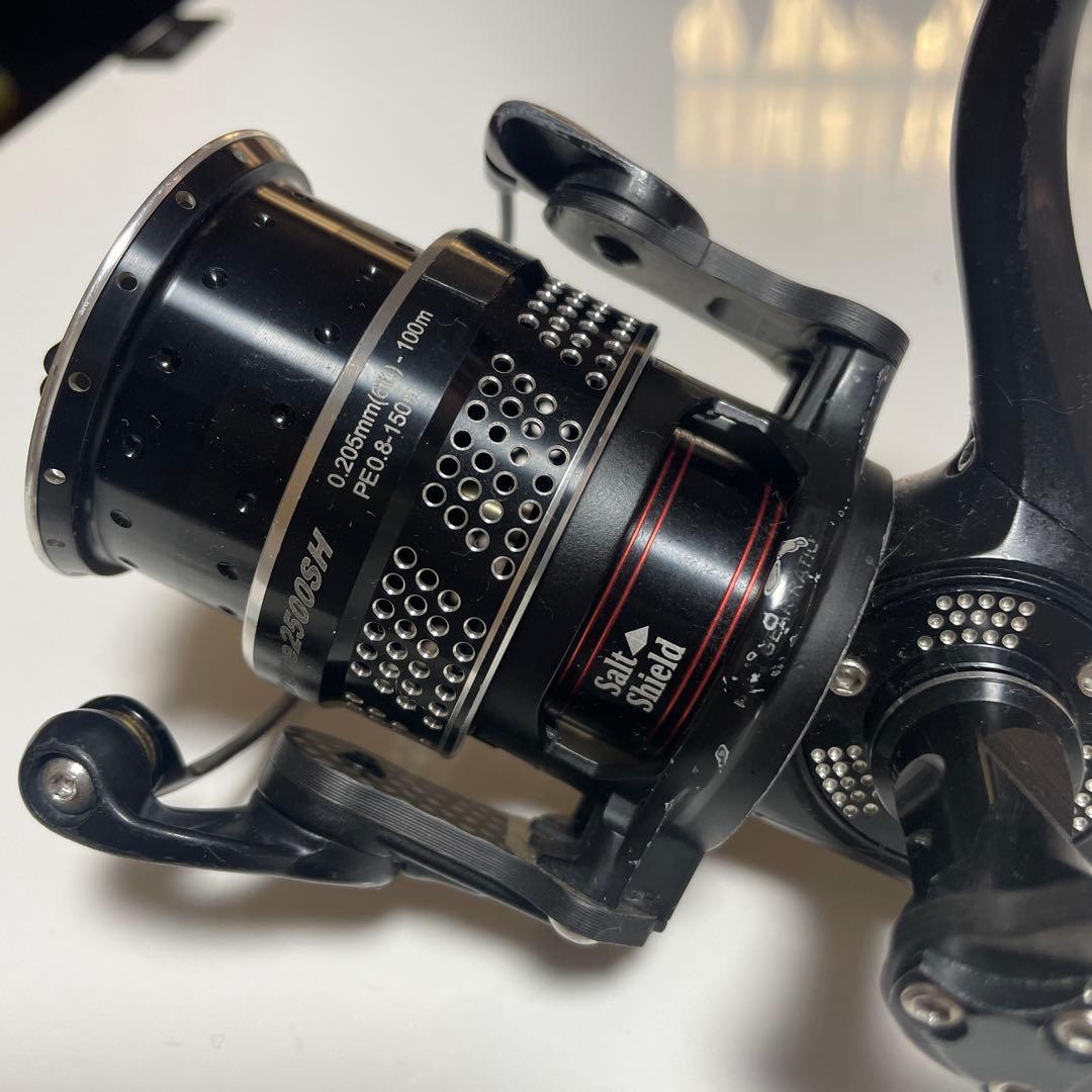 REVO MGXtreme 2500SH スピニングリール