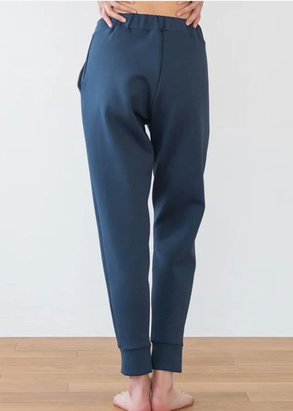 LAVA SUKALA ピンタックスリットジョガーパンツ