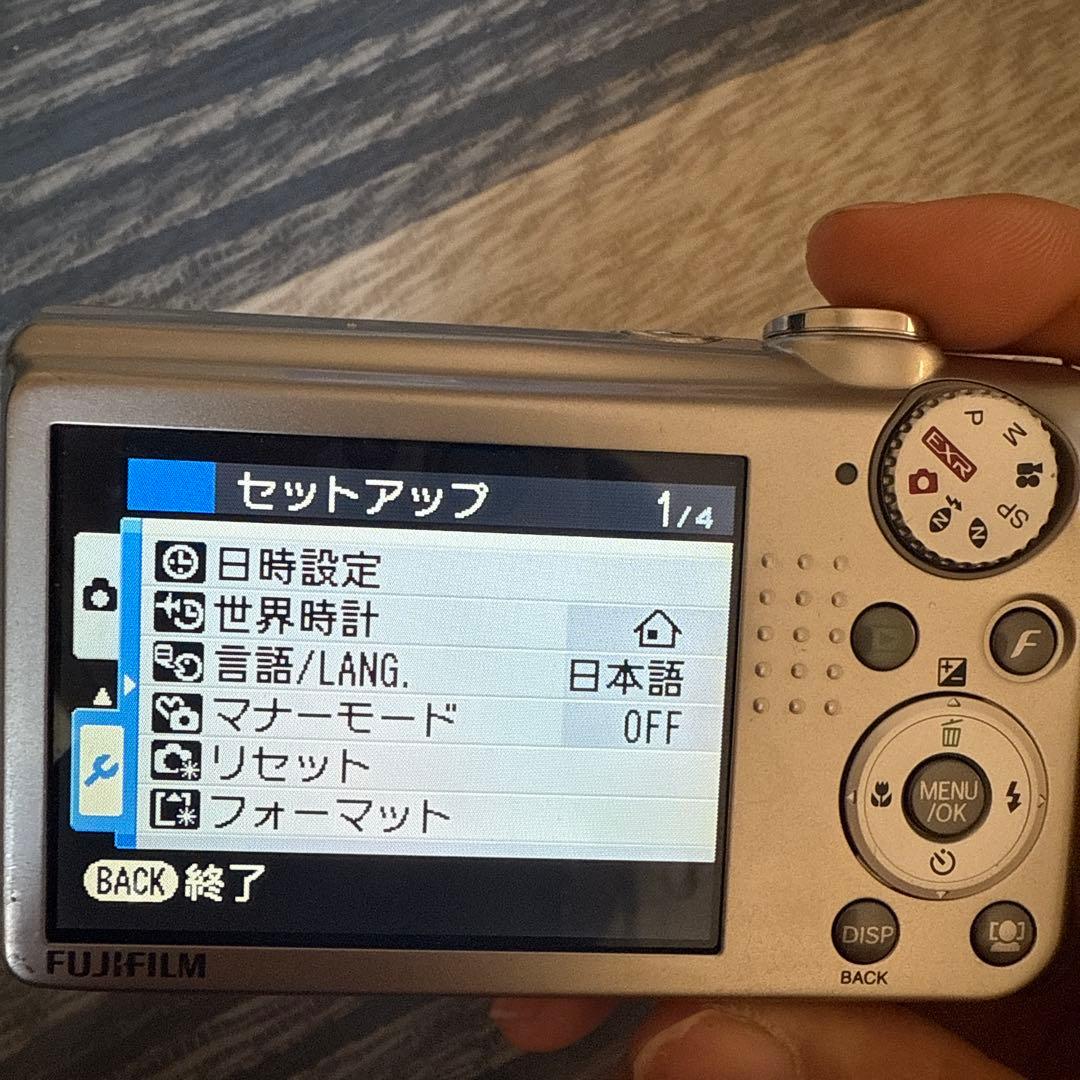 動作品　FUJIFILM FINEPIX F70EXR 富士フィルム「シルバー」