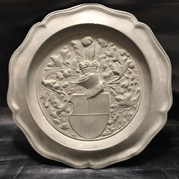 珍品◼️蔵からカッコイイ西洋騎士のアンティークなブロンズの盾の様なのが出て来ました