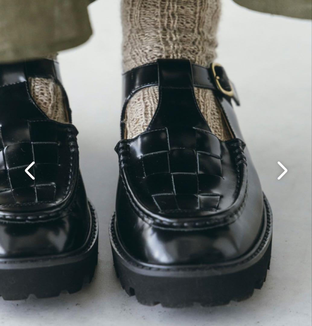 黒い編み込みデザインローファー