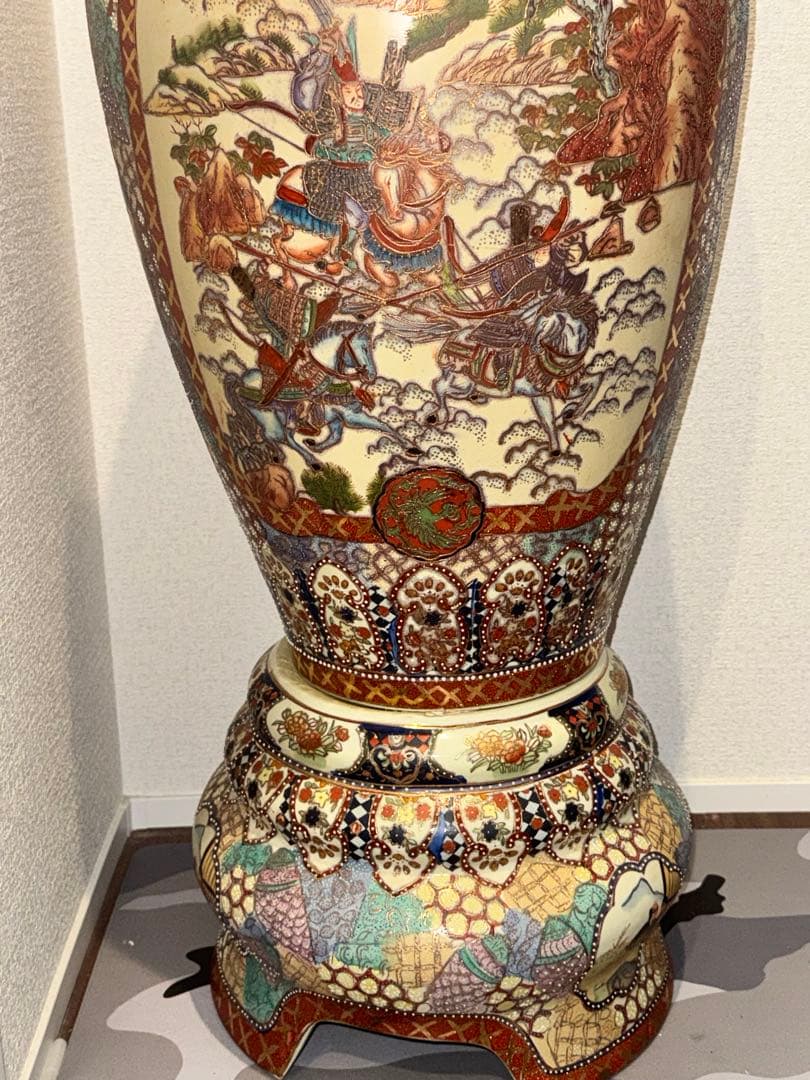 伝統工芸・総手描き古伊万里様式金欄手壺　インテリア装飾用の瓶