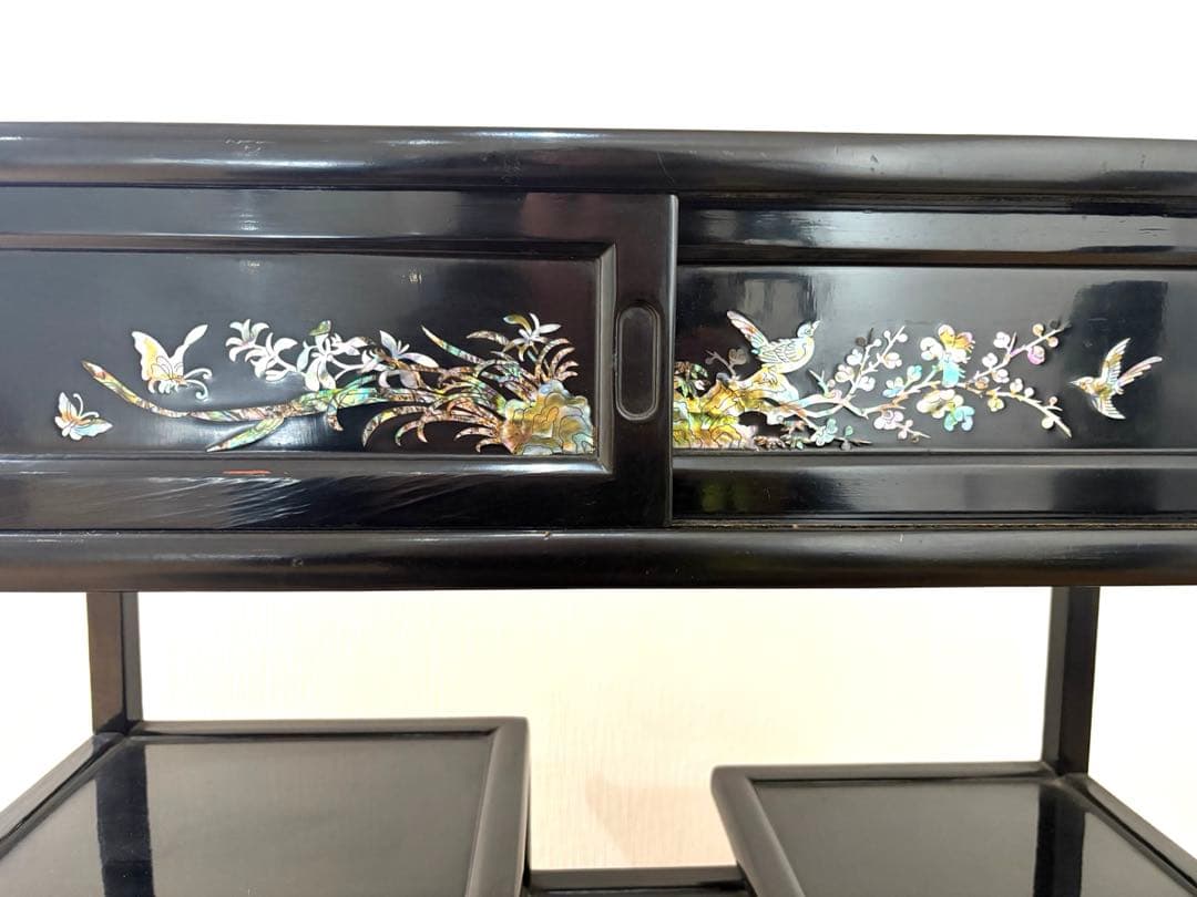 螺鈿細工の飾り棚　黒色　茶箪笥　花鳥の絵柄　段違い　和風　希少