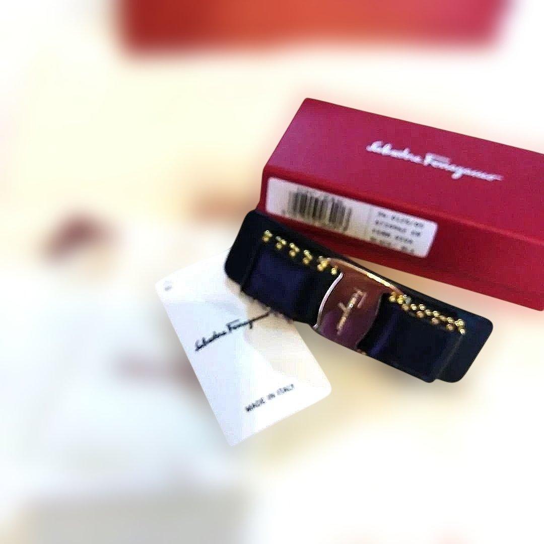 サルバトーレ・フェラガモ　 リボン型ヘアクリップ 黒金