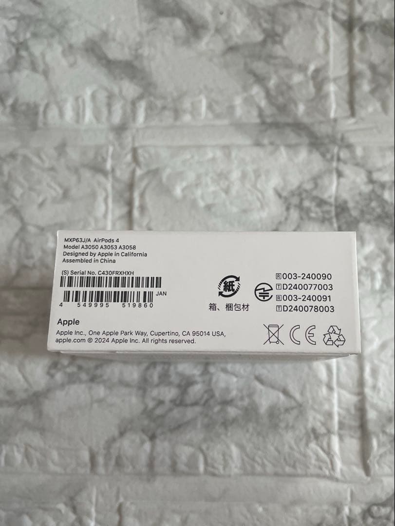 【美品】　AirPods4本体 ホワイト 充電ケース付　ワイヤレスイヤホン