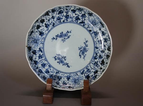 古伊万里　染付　花唐草　梅図 中皿　藍柿右衛門　江戸中期　輪花 渦福 2088