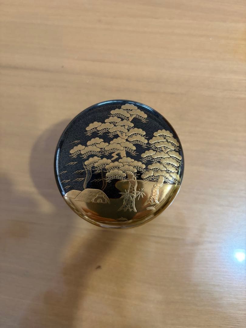 一后一兆　　漆塗り 棗 金箔 松の絵柄