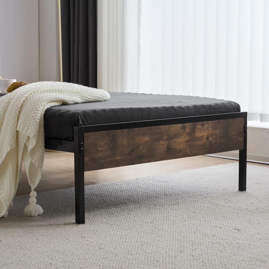 人気販売中！北欧風コンセント付きベッドフレーム　木製　ダブル（DOUBLE）