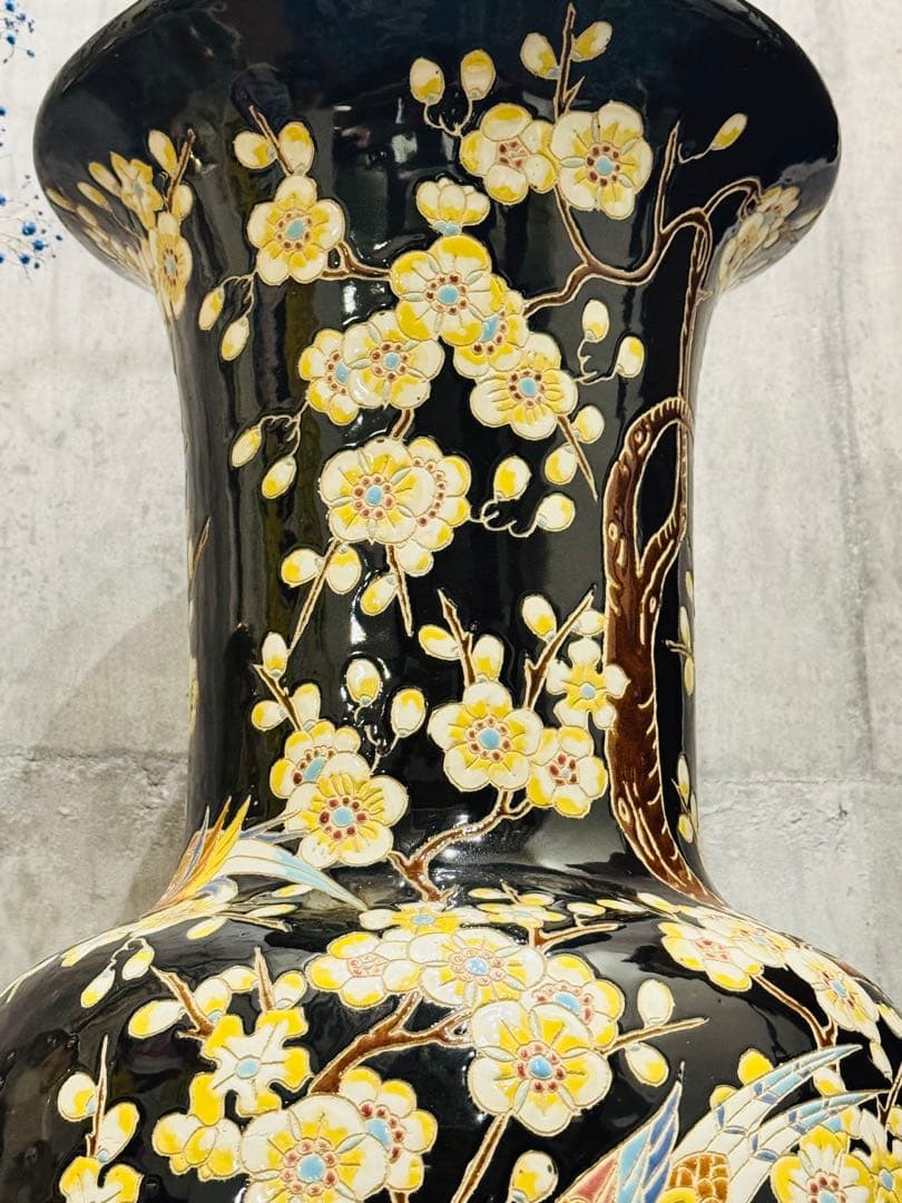 (39) 美しい東洋陶器の床置き花瓶。桜と鳥が描かれ彫刻されています。