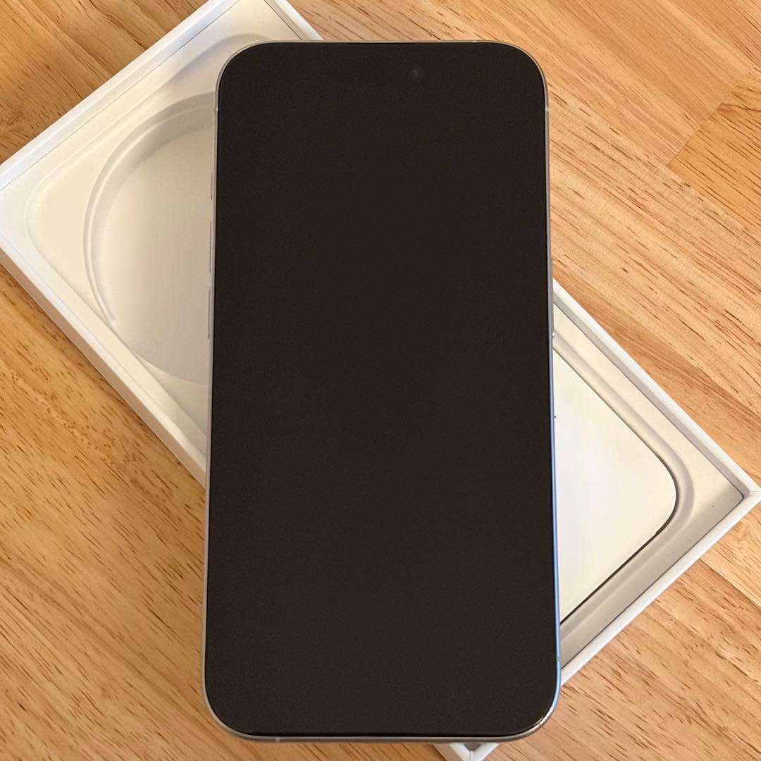 【美品】iPhone 15 Pro ホワイトチタニウム 128GB ケース付き