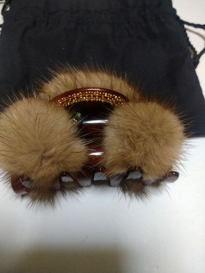 ファー付きブラウンヘアクリップ