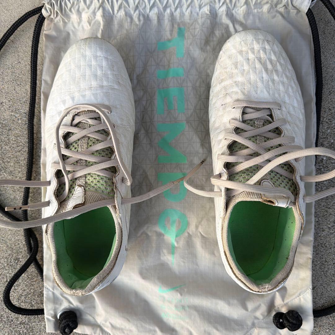 Nike Tiempo レジェンド8 FG ACCモデル