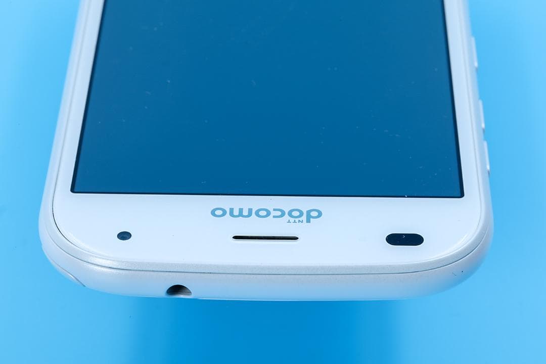 docomo　F-42A らくらくスマートフォン ホワイト　おまけつき