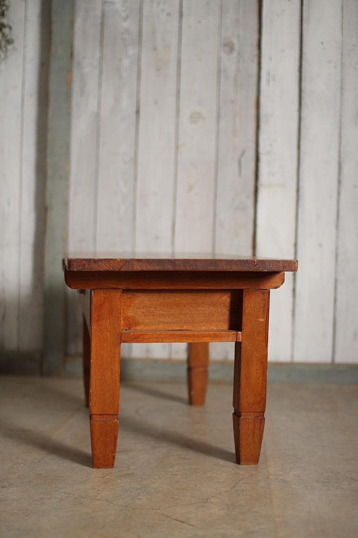 小ぶりな木製の机　引き出し　ローテーブル　サイドテーブル　作業台　文机　古家具