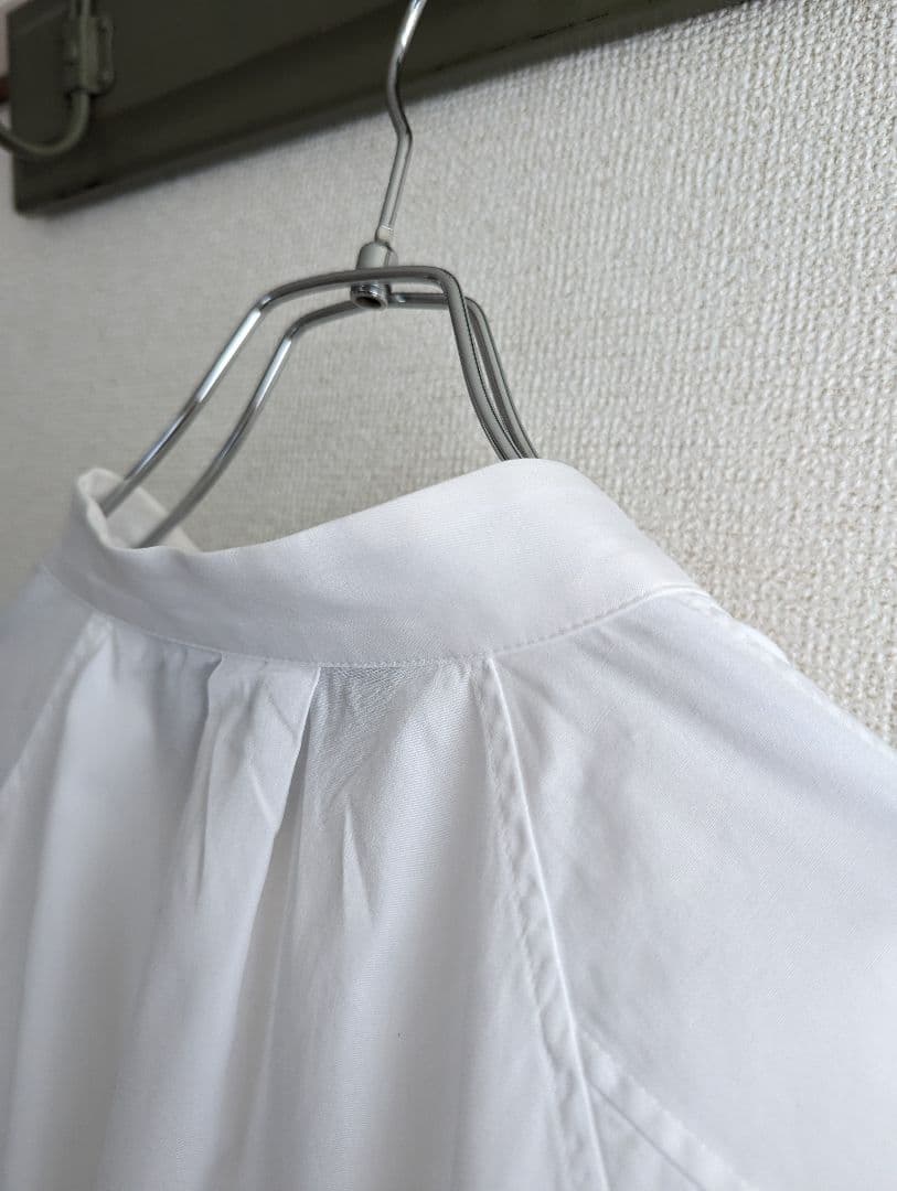 【良品】TICCA スタンドカラー　スキッパープルオーバー　ブラウス白