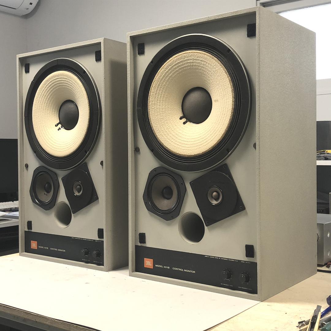 JBL 4311B スタジオモニター ペア　程度良好　美品　送料込み （R側）