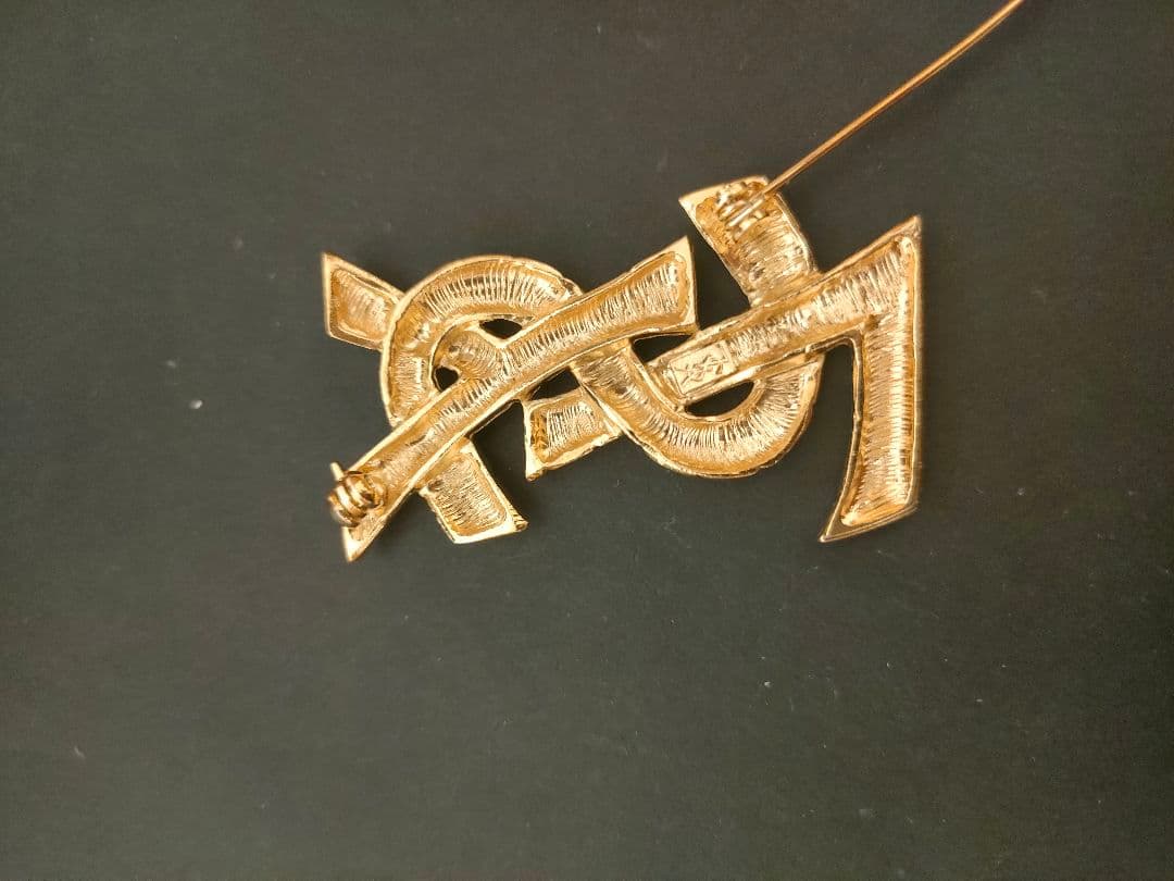 イヴサンローラン　ブローチ　ロゴ　ゴールド　付属品なし