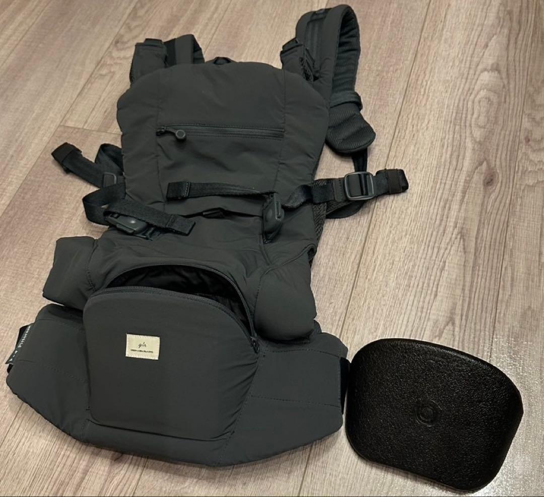 美品 最新 ピトレスク 抱っこ紐 チャコールグレー