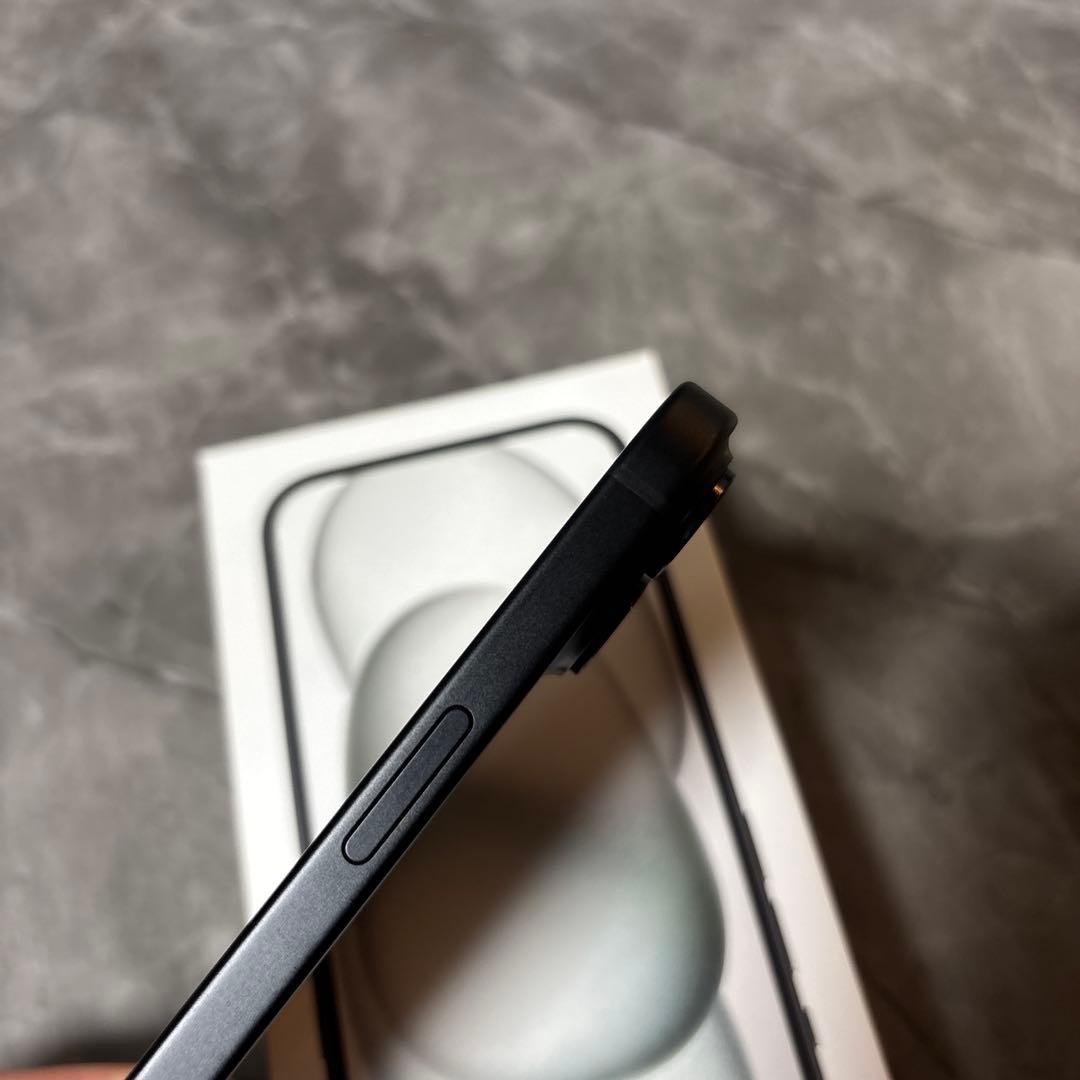 【極美品】Apple iPhone 15 128GB ブラック SIMフリー