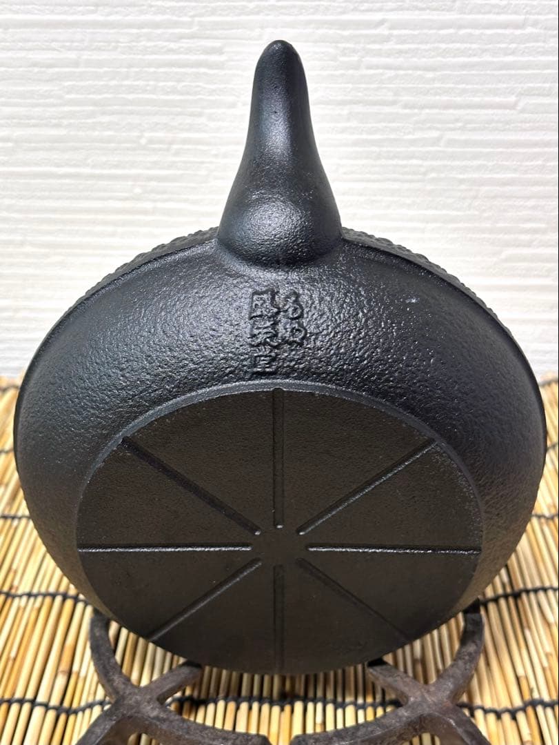 未使用品、栞付　南部盛榮堂ＯＩＧＥＮ造丸平丸亀甲メーカー保証ＩＨ対応品　南部鉄瓶