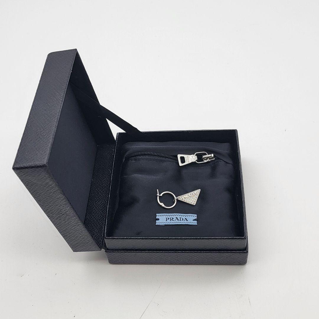 PRADA シルバー 三角形ピアス(片耳用) クリスタルロゴ ジュエル