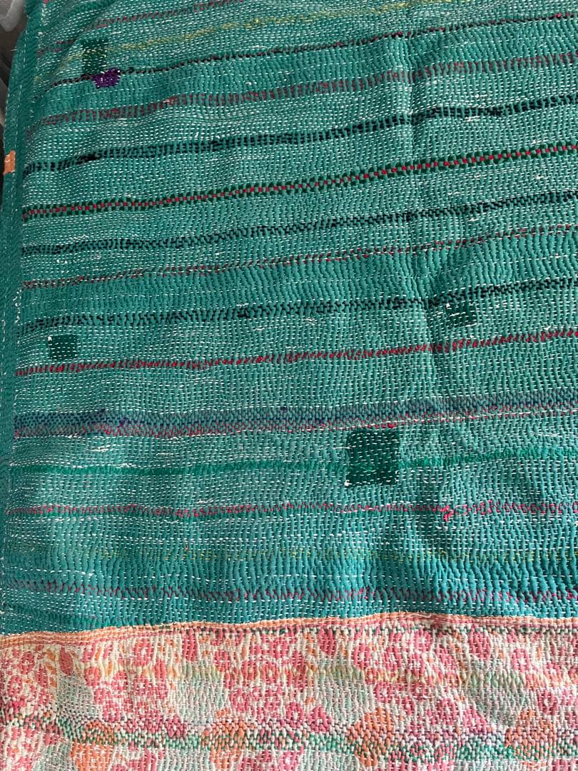 ②アンティーク刺繍カタンキルト　ラリーキルト