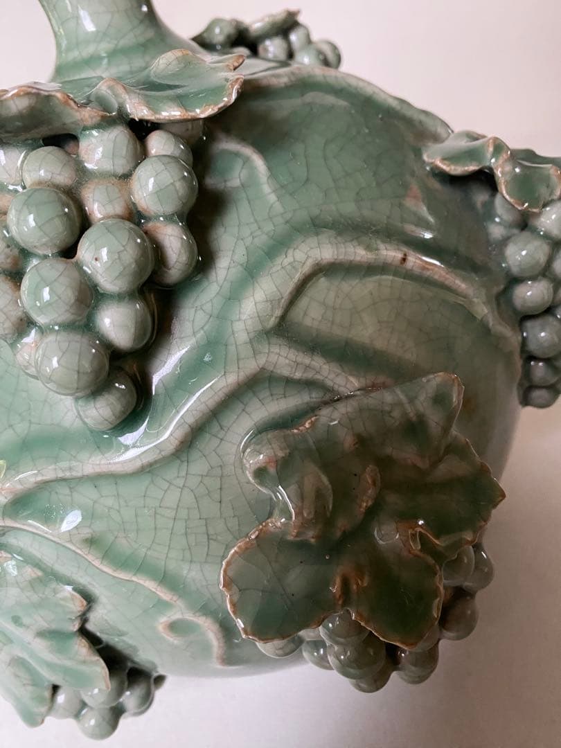 壺　緑色　陶磁器　葡萄　青磁　景徳鎮　貫入　花瓶　骨董　アンティーク