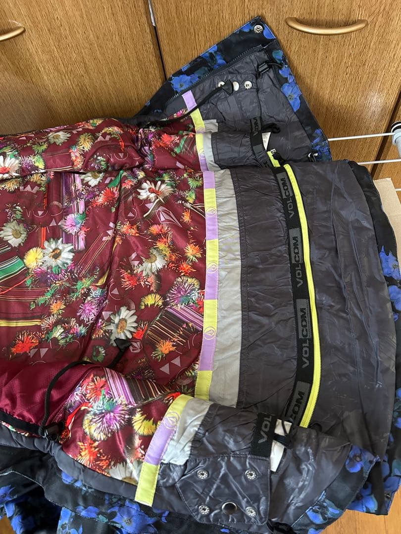 新品❤️レディース上下　ボルコムデニム花柄スノボJKT、バートン　ロキシー　可愛い