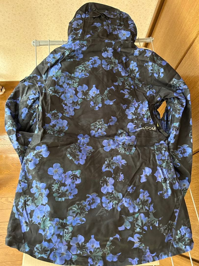 新品❤️レディース上下　ボルコムデニム花柄スノボJKT、バートン　ロキシー　可愛い