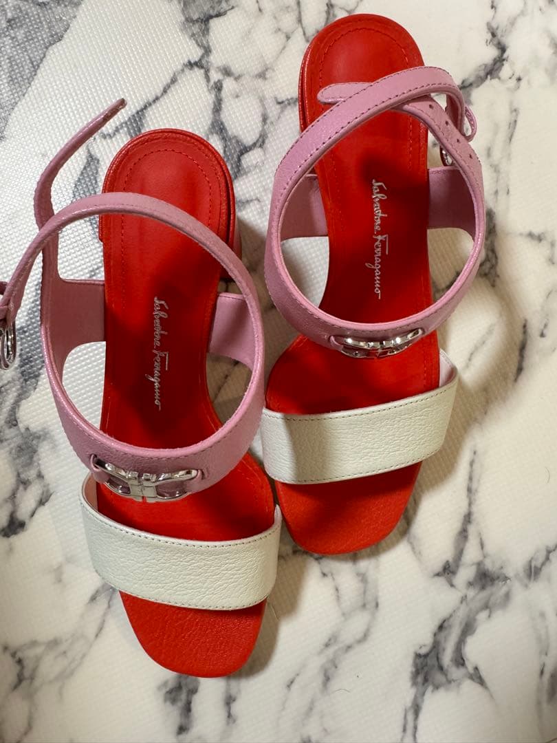 フェラガモ　サンダル