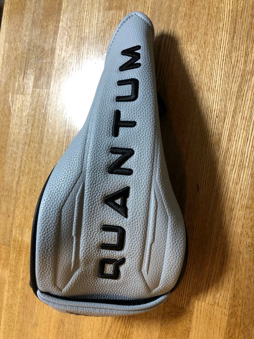 左）レフティ QUANTUM Max 10.5° ドライバー　Sフレックス