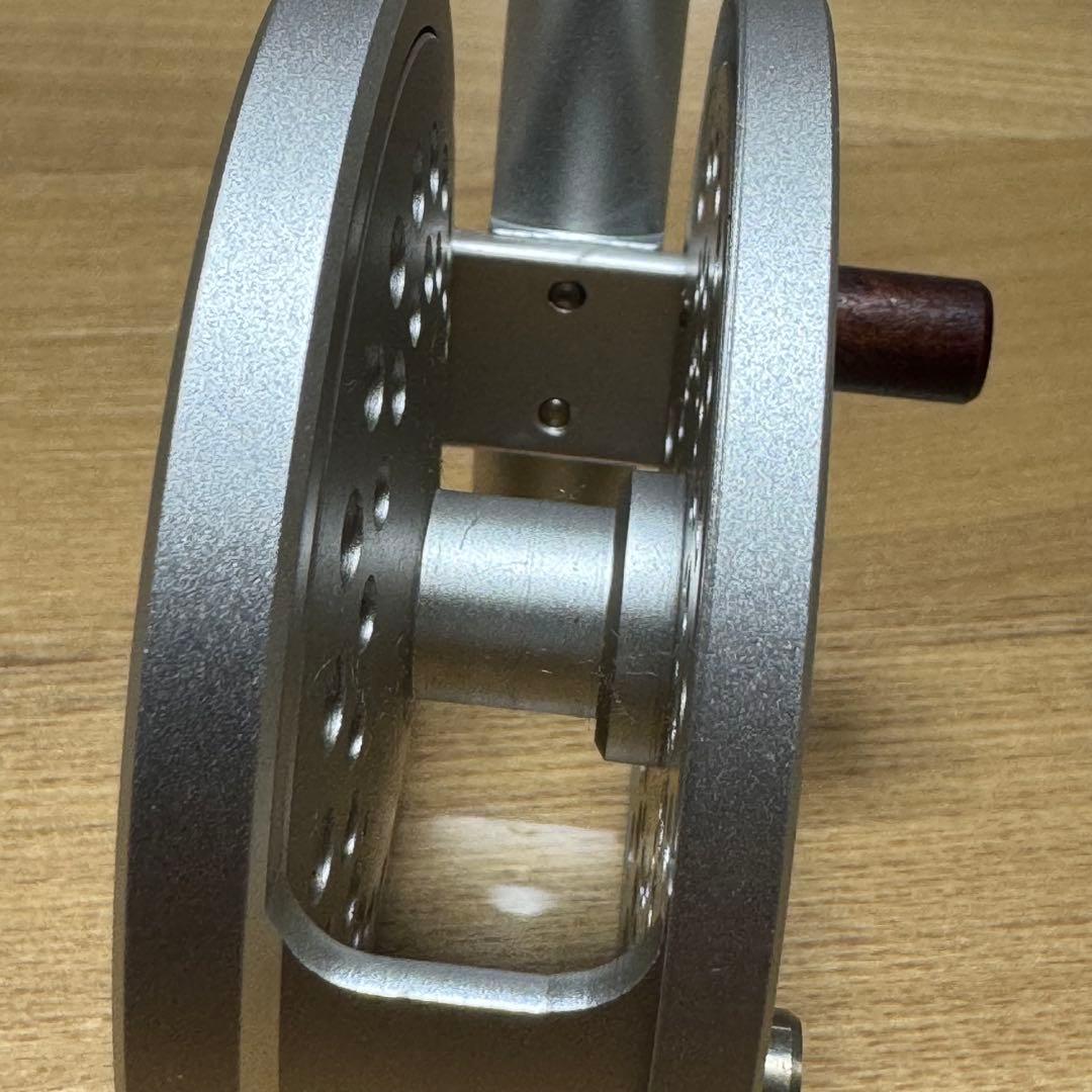 CANTATA 2300 フライリール シルバー